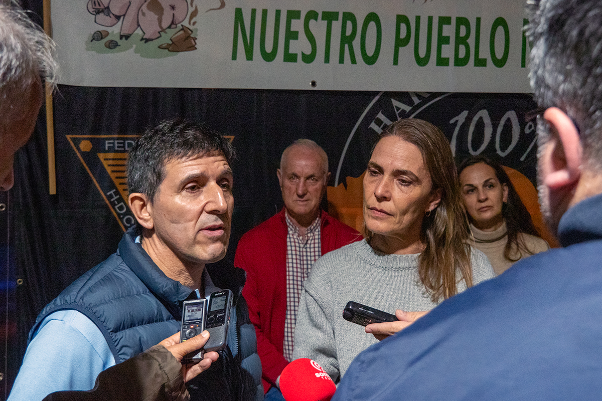 Los portavoces STOP Biometano Tomelloso, Ricardo Villoldo, Nuria Moraga y Eva Violero, hablando con la prensa durante la presentación de la plataforma el pasado 15 de noviembre.