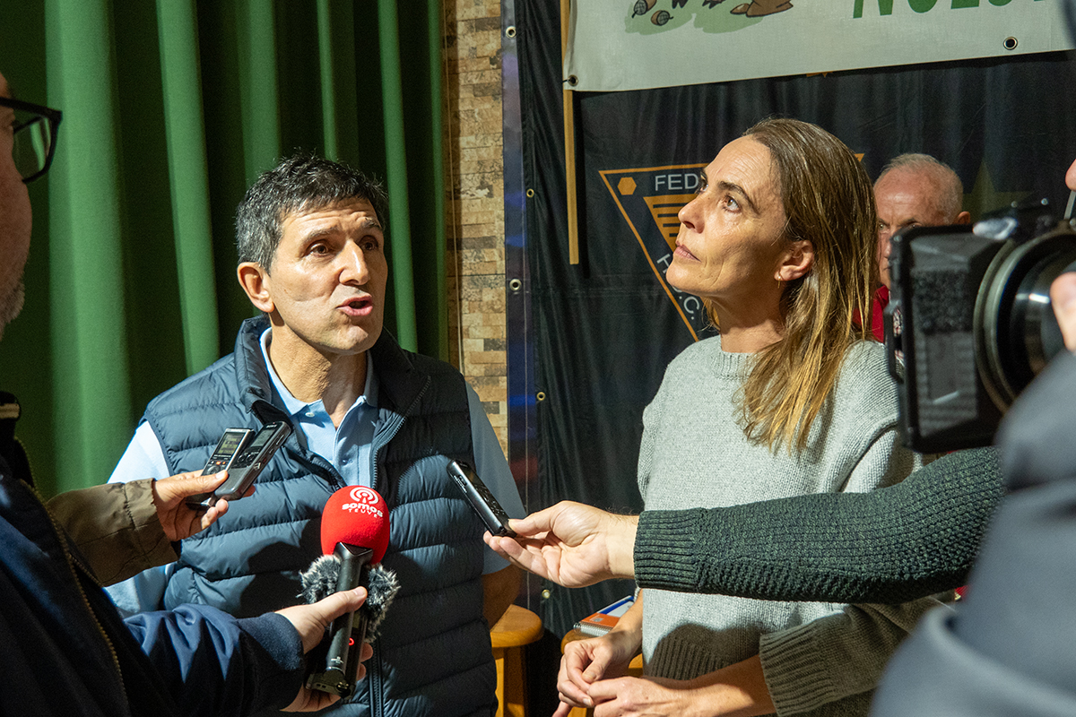 Los portavoces STOP Biometano Tomelloso, Ricardo Villoldo y Nuria Moraga, hablando con la prensa durante la presentación de la plataforma el pasado 15 de noviembre.